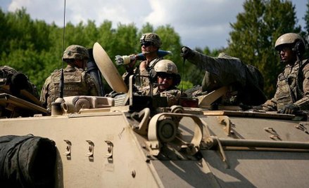Amerykańscy żołnierze na poligonie