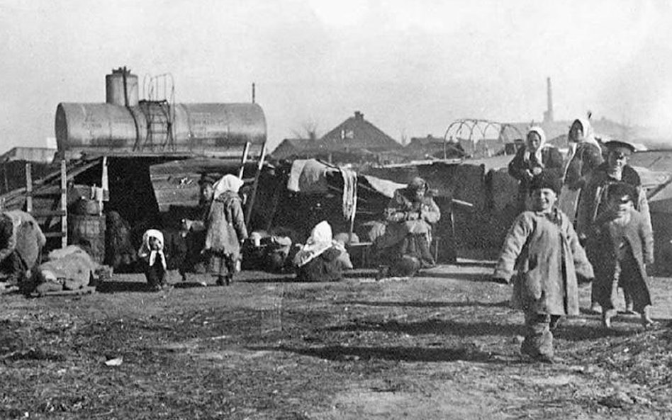 Obozowisko bieżeńców na stacji w Berezynie, okolice Mińska.