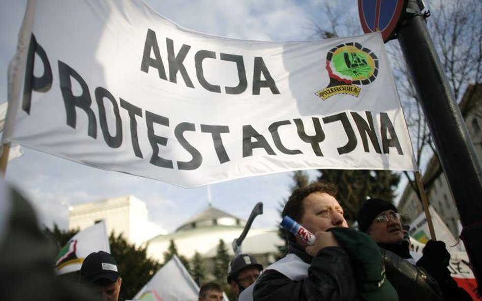 Przeciwko rządowym projektom obcięcia emerytur pomostowych protestowali dziś w Warszawie górnicy