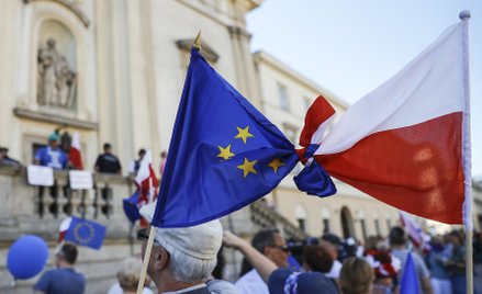 Sondaż: Prawie 17 proc. Polaków za polexitem