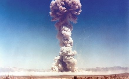 Amerykański personel wojskowy obserwuje test atomowy. Pustynia w Nevadzie, 1 listopada 1951 r.