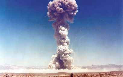 Amerykański personel wojskowy obserwuje test atomowy. Pustynia w Nevadzie, 1 listopada 1951 r.