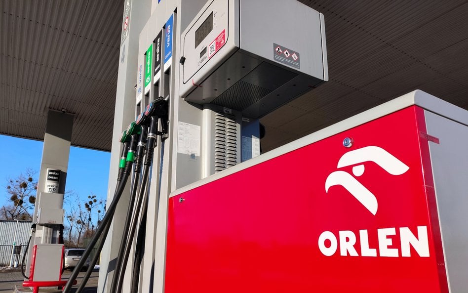 We wtorek litr benzyny 95 ma kosztować nie więcej niż 6,21 zł, benzyny 98 - 6,72 zł, a oleju napędow