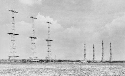 Stacja radarowa brytyjskiego systemu Chain Home w RAF Poling. West Sussex, 1945 r.