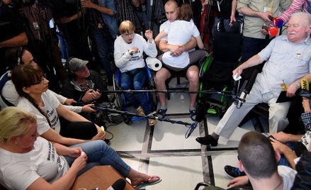 Lech Wałęsa u protestujących w Sejmie