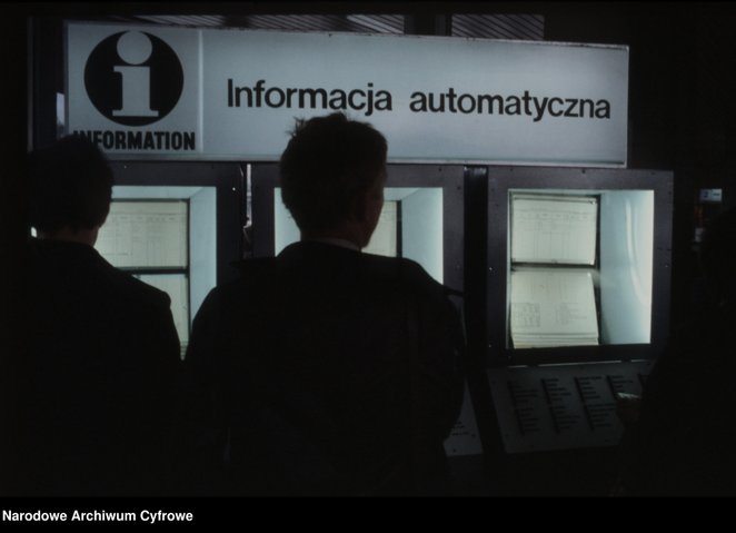 W zachodniej części hali głównej nad schodami umieszczono urządzenia do informacji automatycznej o k