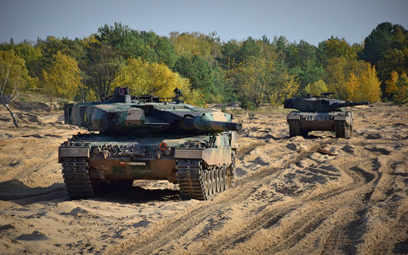 Zmodernizowane czołgi Leopard 2PL na pasie taktycznym poligonu 1. Warszawskiej Brygadzie Pancernej z