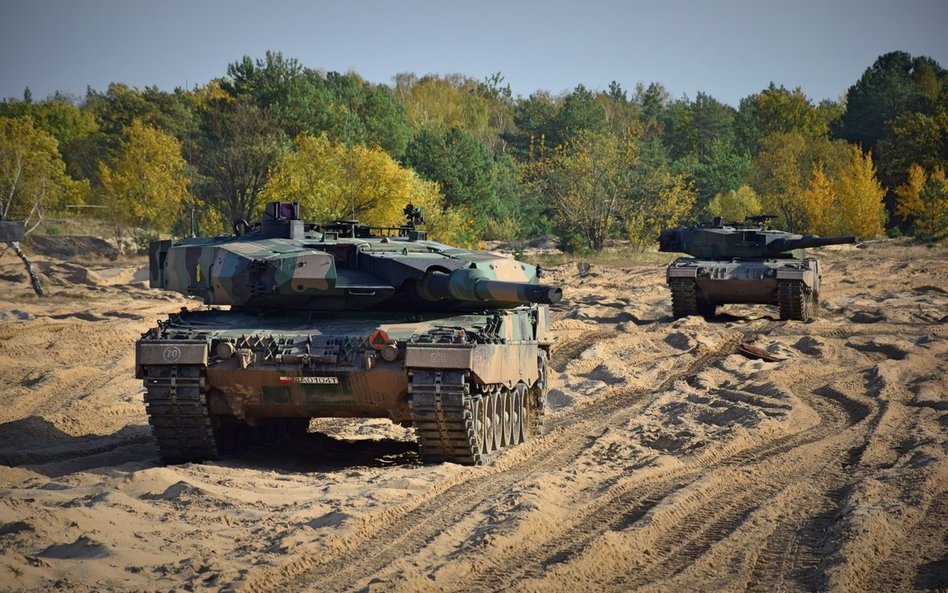 Zmodernizowane czołgi Leopard 2PL na pasie taktycznym poligonu 1. Warszawskiej Brygadzie Pancernej z