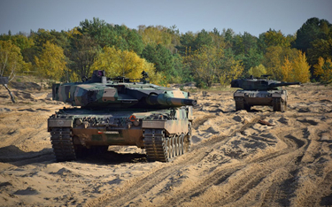 Zmodernizowane czołgi Leopard 2PL na pasie taktycznym poligonu 1. Warszawskiej Brygadzie Pancernej z