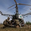Żołnierze US Army ładują fantom symulujący rannego na bezzałogowy dron transportowy Flowcopter FC-10