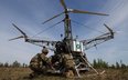 Żołnierze US Army ładują fantom symulujący rannego na bezzałogowy dron transportowy Flowcopter FC-10