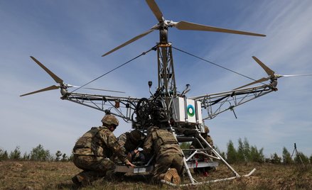 Żołnierze US Army ładują fantom symulujący rannego na bezzałogowy dron transportowy Flowcopter FC-10
