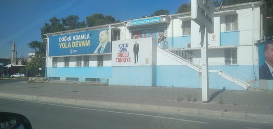 Siedziba partii AKP w Sanliurfie ozdobiona oczywiście wizerunkami prezydenta Recepa Erdogana