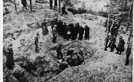 Reprodukcja zdjęcia z ekshumacji zwłok w lesie katyńskim (ze zbiorów Muzeum Katyńskiego)