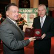 Tadeusz Wrona wręcza nagrodę Adamowi Struzikowi marszałkowi województwa mazowieckiego, fot. Marek Ba