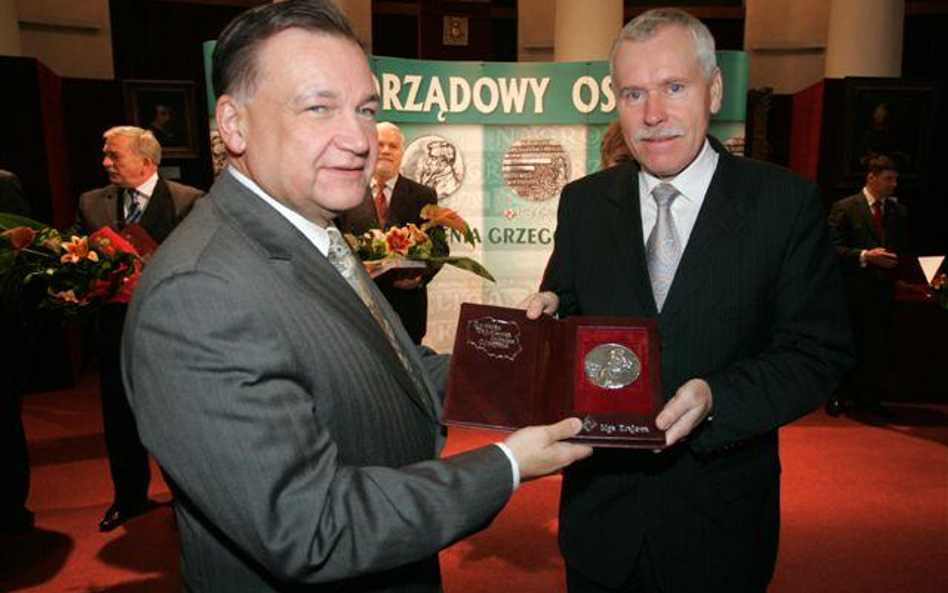 Tadeusz Wrona wręcza nagrodę Adamowi Struzikowi marszałkowi województwa mazowieckiego, fot. Marek Ba