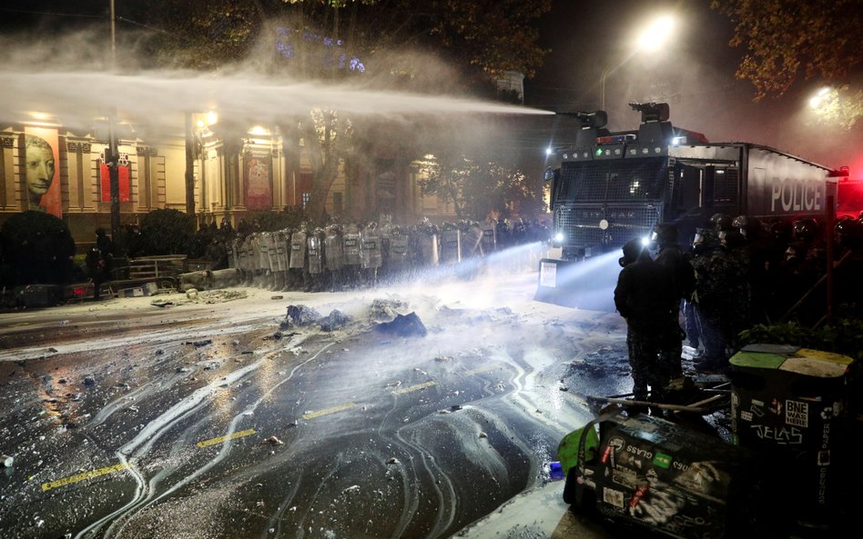 Gruzińska policja użyła armatek wodnych do rozproszenia protestujących przed parlamentem