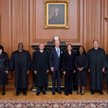 Sędziowie SN: (od lewej): Amy Coney Barrett, Neil Gorsuch, Sonia Sotomayor, Clarence Thomas, John Ro