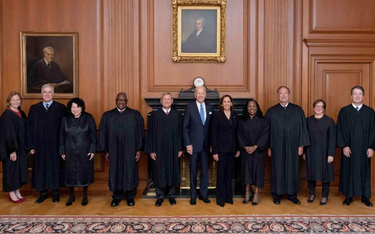 Sędziowie SN: (od lewej): Amy Coney Barrett, Neil Gorsuch, Sonia Sotomayor, Clarence Thomas, John Ro