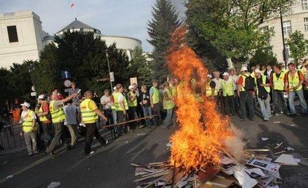Związkowcy z "S" protestujący przeciwko ustawie emerytalnej. Sejm, 11 maja 2011 r.