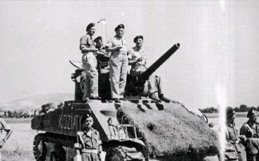 Gen. Władysław Anders na czołgu M4 Sherman, w towarzystwie m.in. gen. Bronisława Rakowskiego (stoi d