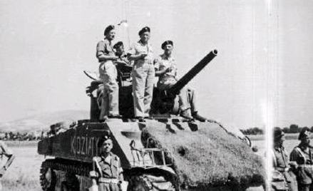 Gen. Władysław Anders na czołgu M4 Sherman, w towarzystwie m.in. gen. Bronisława Rakowskiego (stoi d