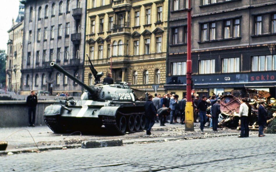 Sowiecki czołg w centrum Pragi, sierpień 1968 r. W Moskwie postanowiono siłą zdławić Praską Wiosnę i