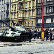 Sowiecki czołg w centrum Pragi, sierpień 1968 r. W Moskwie postanowiono siłą zdławić Praską Wiosnę i
