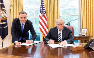 Andrzej Duda i Donald Trump podpisują deklarację o współpracy