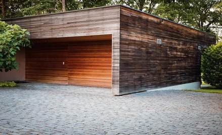 <Zadaszone pomieszczenie parkingowe to dobry pomysł dla początkującego inwestora