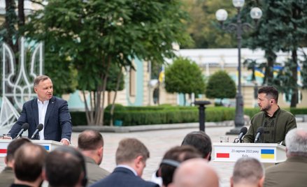 Prezydent RP Andrzej Duda (L) oraz prezydent Ukrainy Wołodymyr Zełenski (P) podczas konferencji pras