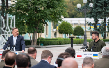 Prezydent RP Andrzej Duda (L) oraz prezydent Ukrainy Wołodymyr Zełenski (P) podczas konferencji pras