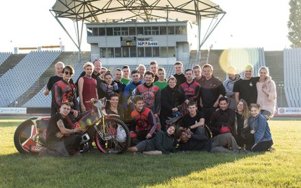 Ekipa filmowa „Żużla” na planie. W środku reżyserka i scenarzystka Dorota Kędzierzawska.