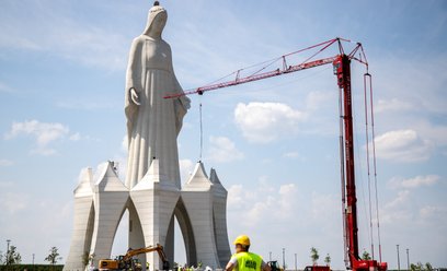 Pomysłodawcą i fundatorem przedsięwzięcia jest przedsiębiorca Roman Karkosik wraz z żoną Grażyną