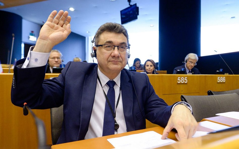 Zatrzaśnięty europoseł PiS kopał w drzwi. "W akcie totalnej bezsilności"