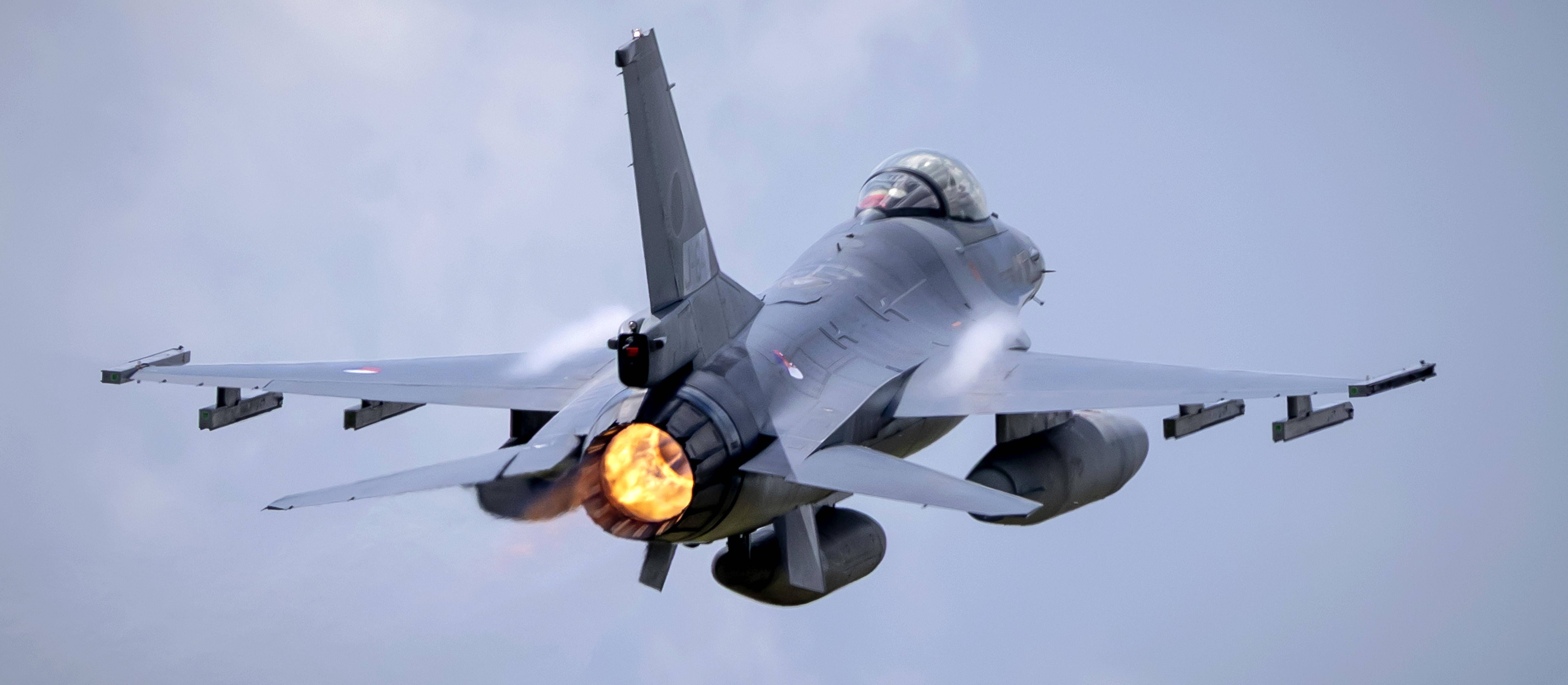 Ukraińskie myśliwce F-16 przez trzy tygodnie były pozbawione rakiet wyprodukowanych w USA