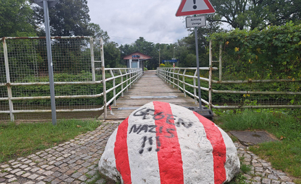 Ostritz, saksońskie miasteczko nad Nysa Łużycka, przy granicy z Polską.  Mostek nad graniczną rzeką 
