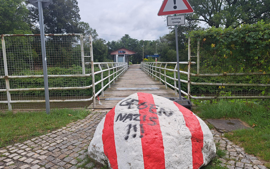 Ostritz, saksońskie miasteczko nad Nysa Łużycka, przy granicy z Polską.  Mostek nad graniczną rzeką 