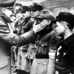 Jedno z ostatnich zdjęć Adolfa Hitlera, który odznacza młodych członków Volkssturmu wyznaczonych do 