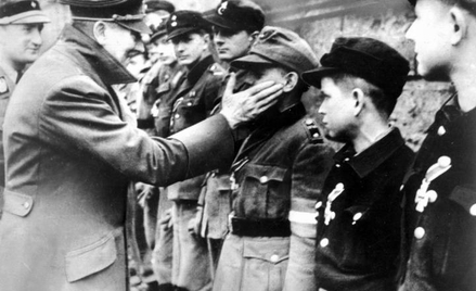 Jedno z ostatnich zdjęć Adolfa Hitlera, który odznacza młodych członków Volkssturmu wyznaczonych do 
