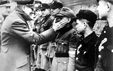 Jedno z ostatnich zdjęć Adolfa Hitlera, który odznacza młodych członków Volkssturmu wyznaczonych do 