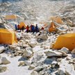 Rok 1980. Baza polskiej wyprawy zimowej na Mount Everest na wysokości około 5400 m