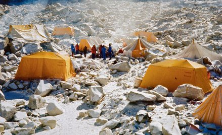 Rok 1980. Baza polskiej wyprawy zimowej na Mount Everest na wysokości około 5400 m