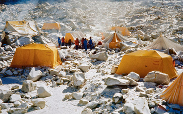 Rok 1980. Baza polskiej wyprawy zimowej na Mount Everest na wysokości około 5400 m