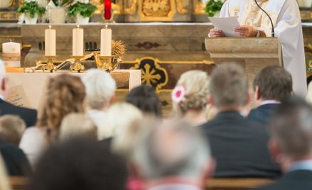 Proboszcz wpuścił za dużo ludzi do kościoła. Sąd go uniewinnił