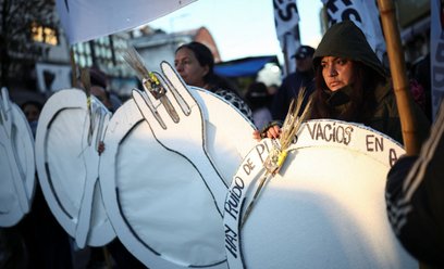 Niektórzy uczestnicy demonstracji w proteście przeciw polityce Javiera Mileia w Buenos Aires nieśli 