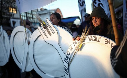 Niektórzy uczestnicy demonstracji w proteście przeciw polityce Javiera Mileia w Buenos Aires nieśli 