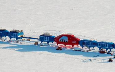 Najnowocześniejszą stację antarktyczną trzeba przetransportować w bezpieczne miejsce.