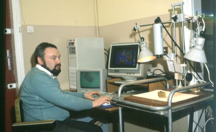 Autor w 1986 r. w laboratorium przy CESARO – pierwszym polskim systemie przetwarzania obrazów