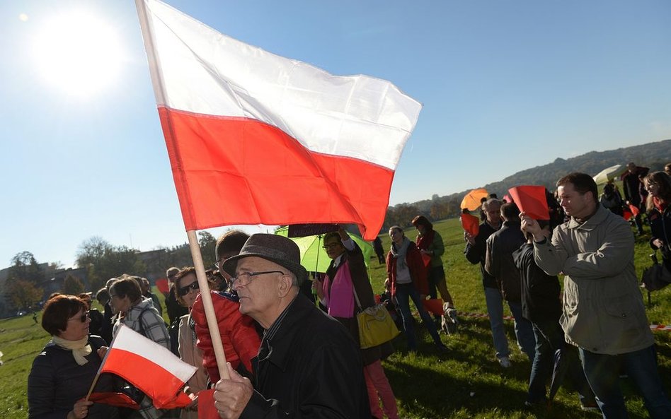 Ministerstwo kultury chce zmienić czerwień na polskiej fladze